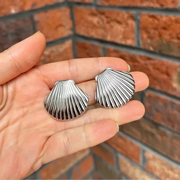 Seashell Stainless Steel Waterproof Earrings - Picture 14 of 17